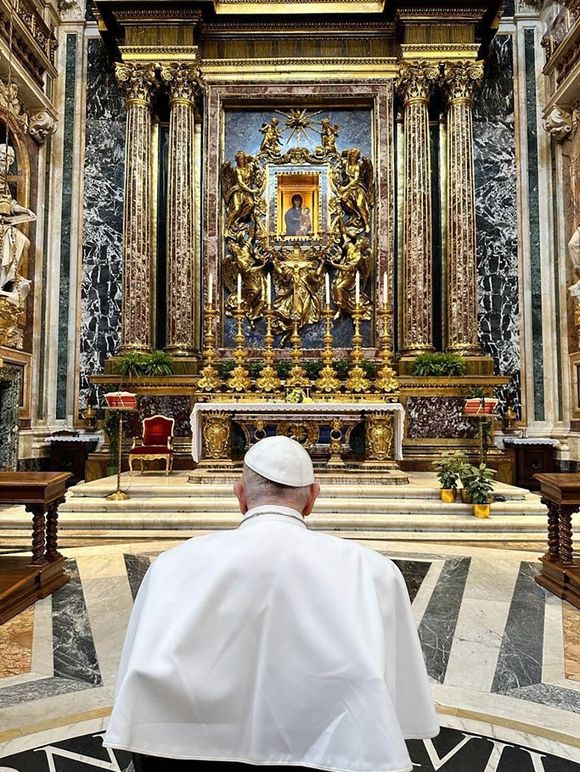 Jorge Mario Bergoglio, plus connu sous son nom de règne, François, est mort ce lundi 21 avril à 88 ans. Né en 1936 à Buenos Aires en Argentine, Jorge Mario Bergoglio était le premier pape non-européen depuis le VIIIe siècle.