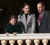 Plus discrète, India, seule petite-fille de Caroline pour l'instant, a un avenir bien sécurisé
Tatiana Santo Domingo, Andrea Casiraghi et India - La famille princière de Monaco au balcon du palais, à l'occasion de la Fête Nationale de Monaco, le 19 novembre 2024. 

© Claudia Albuquerque / Bestimage