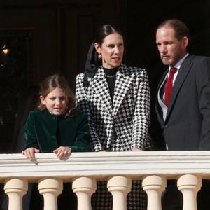 Plus discrète, India, seule petite-fille de Caroline pour l'instant, a un avenir bien sécurisé
Tatiana Santo Domingo, Andrea Casiraghi et India - La famille princière de Monaco au balcon du palais, à l'occasion de la Fête Nationale de Monaco, le 19 novembre 2024. 

© Claudia Albuquerque / Bestimage