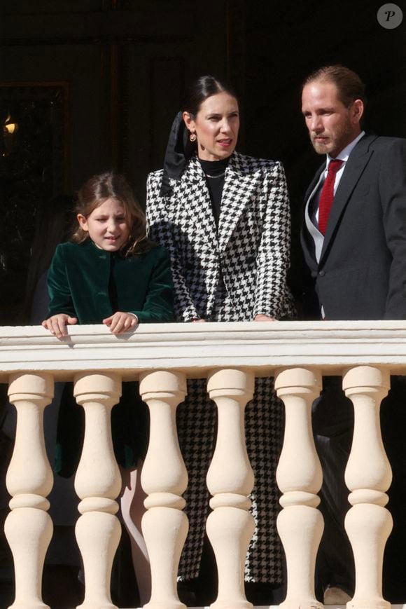 Plus discrète, India, seule petite-fille de Caroline pour l'instant, a un avenir bien sécurisé
Tatiana Santo Domingo, Andrea Casiraghi et India - La famille princière de Monaco au balcon du palais, à l'occasion de la Fête Nationale de Monaco, le 19 novembre 2024. 

© Claudia Albuquerque / Bestimage