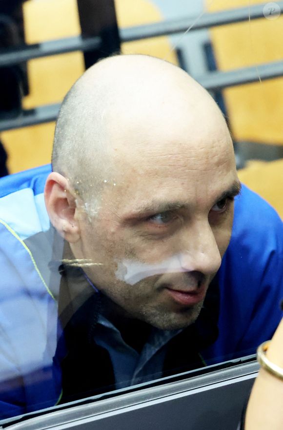 Cédric Jubillar arrive dans le box des accusés au tribunal d'Albi pour son procès pour meurtre par conjoint, le 22 septembre.

Photo : Dominique Jacovides / Bestimage