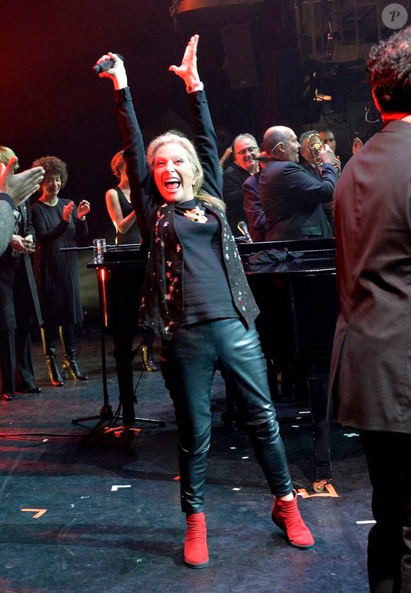 Véronique Sanson (l'imprimé de son tee-shirt représente le logo du groupe "Crosby, Stills & Nash" de son ex-mari Stephen Stills avec qui elle a eu son fils Christopher) - Cérémonie de remise des Grands Prix Sacem 2015 aux Folies Bergères à Paris le 30 novembre 2015. © Veeren / Bestimage