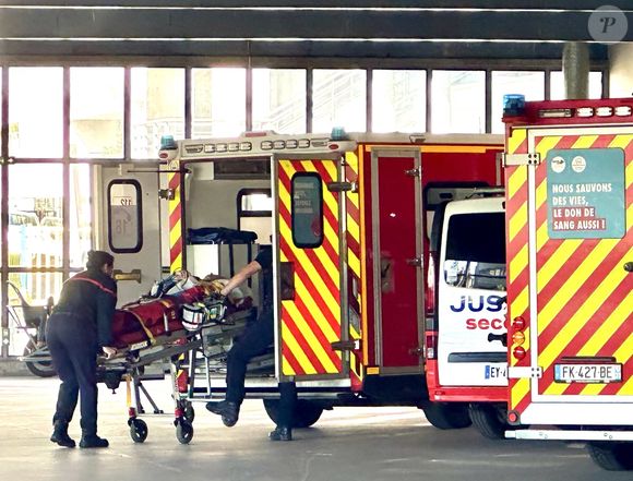 Le 22 avril dernier, Kendji Girac se tirait une balle dans la poitrine, dans ce qui a d’abord été interprété comme une tentative de suicide...

Exclusif - Illustration du CHU de Bordeaux ou le chanteur Kendji Girac est hospitalisé le 22 avril 2024. © Patrick Bernard/Bestimage