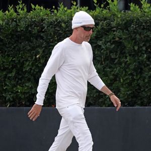 Studio City - James Haven, le frère d'Angelina Jolie déjeune avec un ami tout de blanc vêtu.



Photo : Backgrid USA / Bestimage
