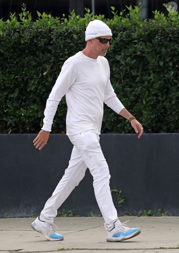 Studio City - James Haven, le frère d'Angelina Jolie déjeune avec un ami tout de blanc vêtu.
Photo : Backgrid USA / Bestimage