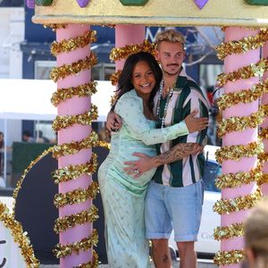 Christina Milian, enceinte,  et son compagnon M Pokora (Matt) font la promotion de la marque "Beignet Box" de Christina sur un char lors d'une parade à Los Angeles le 10 avril 2021. © Backgrid USA / Bestimage