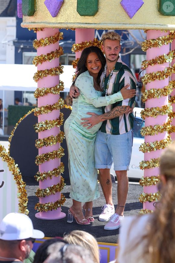 Christina Milian, enceinte,  et son compagnon M Pokora (Matt) font la promotion de la marque "Beignet Box" de Christina sur un char lors d'une parade à Los Angeles le 10 avril 2021. © Backgrid USA / Bestimage