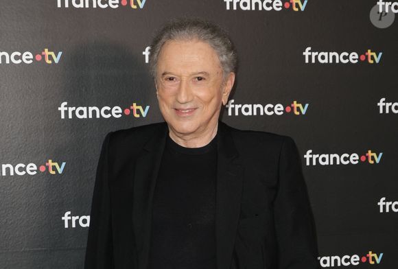 Michel Drucker au photocall de la conférence de presse de rentrée de France Télévisions à Paris, France, le 4 septembre 2024. © Coadic Guirec/Bestimage
