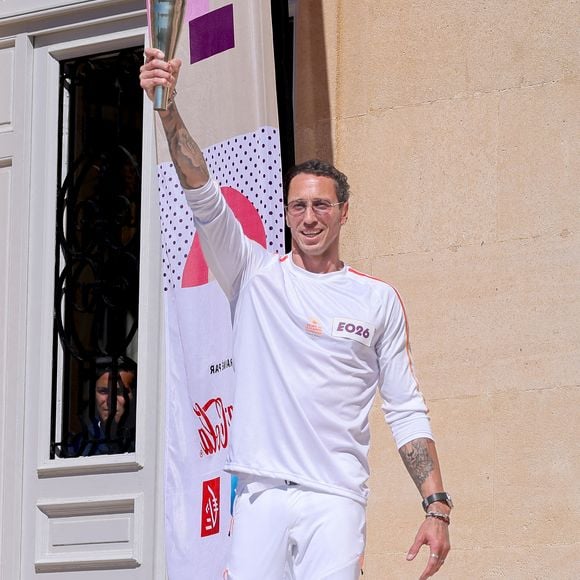 Frédérick Bousquet avec la flamme lors de la première étape du relais de la flamme olympique à Marseille, France, le 9 mai 2024.  © Dominique Jacovides/Bestimage