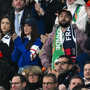 Iris Mittenaere, Jean Dujardin, Oli - Célébrités dans les tribunes du match d'ouverture du Tournoi des six nations : France-Irlande (36-14) au Stade de France à Saint-Denis le 5 février 2026. © Lionel Urman/Bestimage
