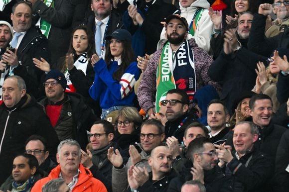Iris Mittenaere, Jean Dujardin, Oli - Célébrités dans les tribunes du match d'ouverture du Tournoi des six nations : France-Irlande (36-14) au Stade de France à Saint-Denis le 5 février 2026. © Lionel Urman/Bestimage