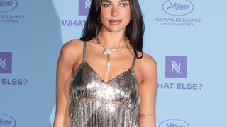 Dua Lipa s'installe dans un lieu prestigieux de Paris pour présenter sa marque de skincare, photos de l'ouverture