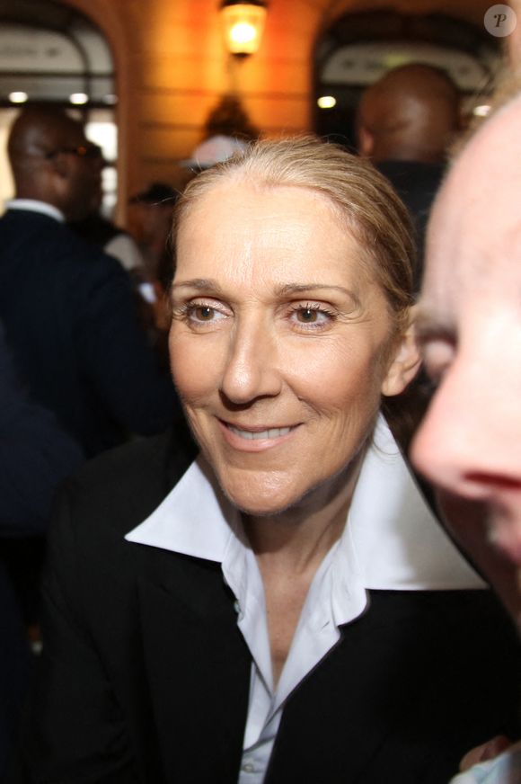 Celine Dion est entourée de fans alors qu'elle quitte son hôtel à Paris, France, le 23 juillet 2024. Photo by Jasmine Aissaoui/INSTARimages/ABACAPRESS.COM