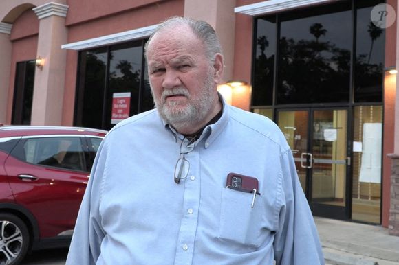 En raison de problèmes financiers, la famille Markle lance aujourd'hui un appel aux dons pour financer l'opération.

Exclusif - Thomas Markle à Los Angeles.

Photo : Bestimage