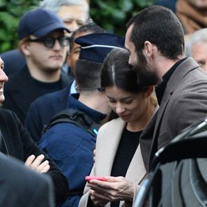 Jean Sarkozy, Louis Sarkozy et sa femme Natali Husic enceinte - Le clan Sarkozy à la sortie du domicile de Nicolas Sarkozy domicile parisien avant son incarcération à la prison de La Santé à Paris, France, le 21 octobre 2025 © Bestimage