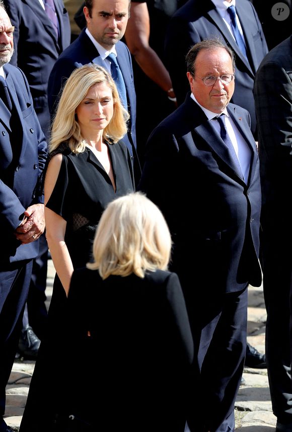 François Hollande, sa compagne Julie Gayet et la Première Dame Brigitte Macron lors de la cérémonie d’hommage national à Jean-Paul Belmondo à l’Hôtel des Invalides à Paris, France, le 9 septembre 2021. © Dominique Jacovides/Bestimage