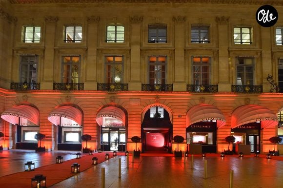 Ce système bancaire illégal promettait des taux d'intérêt vertigineux payés en liquide ou en pierres précieuses, fonctionnant sur une mécanique pyramidale vouée à l'échec.

Vue de la boutique Chaumet - Vernissage de l'exposition "Une Education Sentimentale" dans le musée éphemere Chaumet, Place Vendôme à Paris le 4 février 2016.