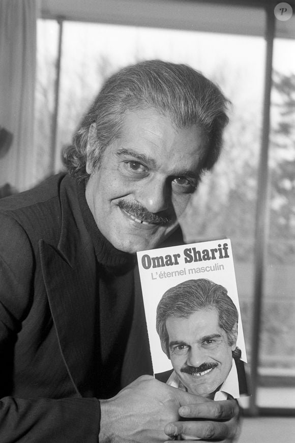 Archives - En France, à Paris, Omar SHARIF en rendez-vous chez lui. Le 11 janvier 1977 (Jean Lenoir via Bestimage).