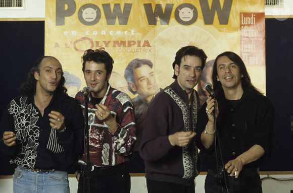Archives - En France, à Paris, portrait du groupe Pow Wow devant l'affiche de leur spectacle à l'Olympia, le 29 octobre 1992. Michel MARIZY via Bestimage