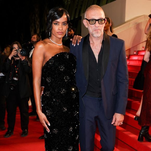 Vincent Cassel et Narah Baptista à montée des marches du film "Parthenope" lors du 77ème Festival International du Film de Cannes, 21 mai 2024.

Photo : Jacovides-Moreau / Bestimage