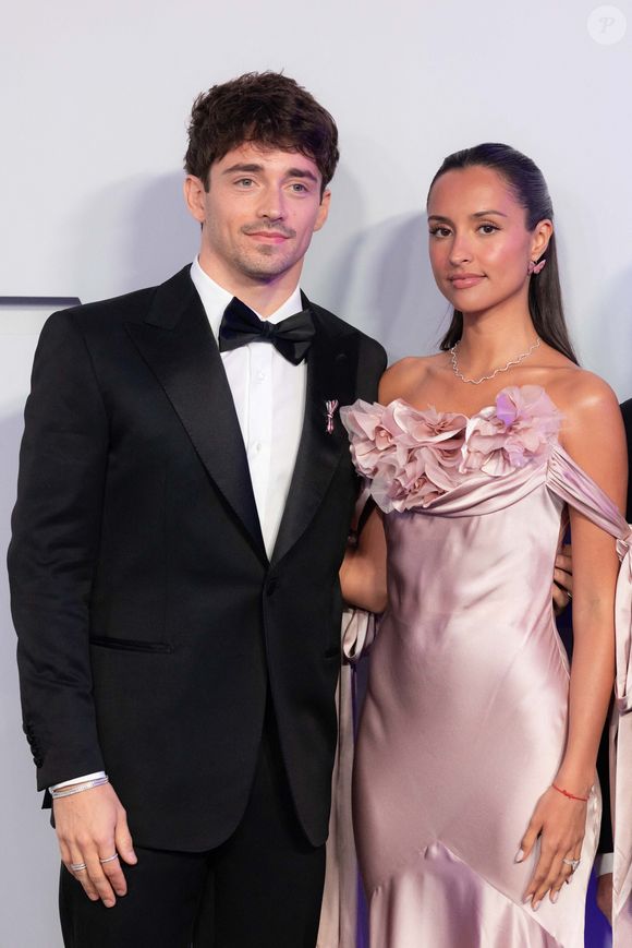 Charles Leclerc et son épouse Alexandra Saint Mleux assistent à la 70ème édition du Bal de la Rose au Sporting Club de Monte-Carlo à Monaco, le 21 mars 2026. © Olivier Huitel/Pool Monaco/Bestimage
