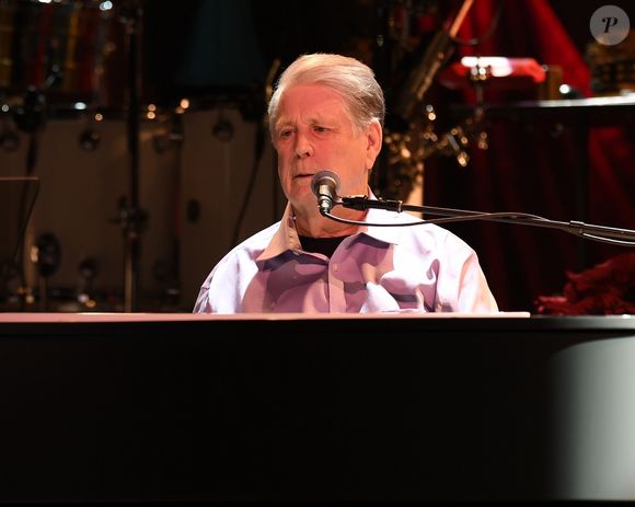 "Nous avons la tristesse de vous annoncer que notre père bien-aimé Brian Wilson. Nous sommes à court de mots en ce moment. Veuillez respecter notre vie privée en ce moment car notre famille est en deuil. Nous réalisons que nous partageons notre chagrin avec le monde", peut-on lire

Info - Brian Wilson, co-fondateur des Beach Boys, est décédé à l'âge de 82 ans - Info - Brian Wilson, célèbre chanteur des Beach Boys, placé sous tutelle par la justice américaine, pour cause de démence - Brian Wilson (Beach Boys) sur scène au Seminole Hard Rock Hotel à Hollywood, Floride le 12 décembre 2018.

Backgrid USA / Bestimage