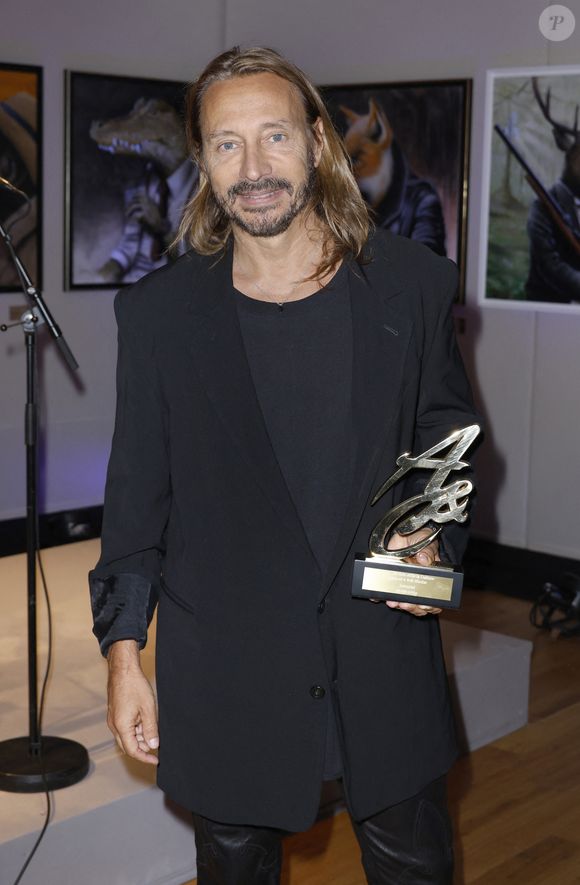 Le DJ est méconnaissable depuis plusieurs jours, son visage est métamorphosé : traits tirés, pommettes saillantes et lèvres gonflées
Exclusif - Bob Sinclar a reçu le prix des arts et de la culture - Personnalités à la 4ème édition du Dîner des Arts et de la Culture à Artcurial à Paris. Le 25 septembre 2024
Cette cérémonie de gala vise à mettre à l’honneur celles et ceux qui font rayonner l’art et la culture en France et à l'international. Moment privilégié d'échanges et de rencontres, elle est également l’occasion de lever des fonds à destination de projets humanitaires.
© Christophe Aubert via Bestimage