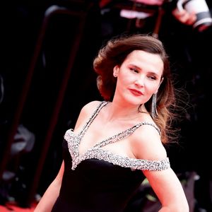Virginie Ledoyen (habillée en Givenchy, bijoux Messika)  - Montée des marches du film « Le deuxième acte » pour la cérémonie d’ouverture du 77ème Festival International du Film de Cannes, au Palais des Festivals à Cannes. Le 14 mai 2024
© Jacovides / Moreau / Bestimage