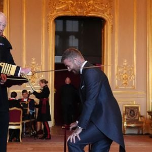 Sir David Beckham est fait Chevalier Bachelor par le roi Charles III lors d'une cérémonie d'investiture au château de Windsor, dans le Berkshire. Cette distinction récompense les services rendus au sport et à la charité. Date de la photo : mardi 4 novembre 2025. Photo par Jonathan Brady/PA Wire/ABACAPRESS.COM