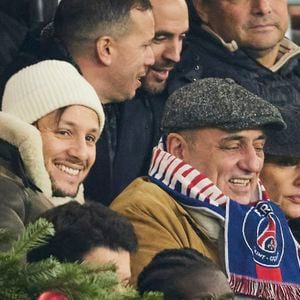 Louis Garrel, Vianney et son père, Paul Mirabel dans les tribunes du match de Ligue 1 McDonald's opposant le Paris Saint-Germain (PSG) à Lyon (3-1) au Parc des Princes à Paris le 15 décembre 2024. © Cyril Moreau/Bestimage