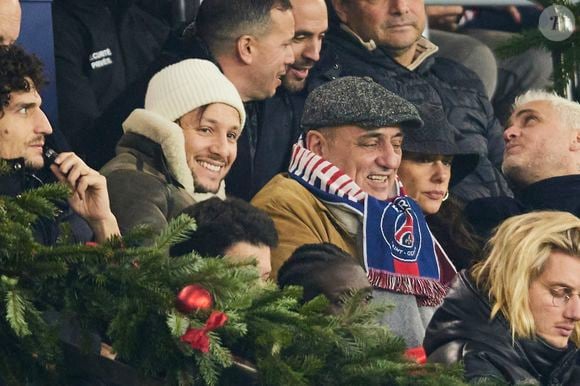 Louis Garrel, Vianney et son père, Paul Mirabel dans les tribunes du match de Ligue 1 McDonald's opposant le Paris Saint-Germain (PSG) à Lyon (3-1) au Parc des Princes à Paris le 15 décembre 2024. © Cyril Moreau/Bestimage