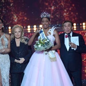 Autrefois, l'âge limite était fixé à 24 ans mais les règles ont été assouplies il y a peu.

Miss France 2025, sur TF1           Crédits : Pierre Billard/sipa press via Bestimage