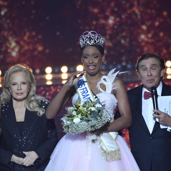 Autrefois, l'âge limite était fixé à 24 ans mais les règles ont été assouplies il y a peu.

Miss France 2025, sur TF1           Crédits : Pierre Billard/sipa press via Bestimage