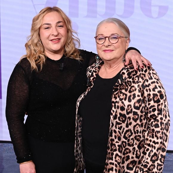 Exclusif - Josiane Balasko et sa fille Marilou Berry en backstage de l'enregistrement de l'émission "Famille je vous aime" présentée par M.Drucker et qui sera diffusée le 29 décembre sur France 3, au studio Rive gauche, à Paris, France, le 2 décembre 2025. © Gaffiot-Perusseau/Bestimage