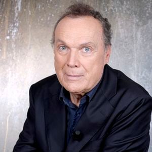 Julien Lepers se montre totalement transparent sur l’argent qu’il gagnait à la télévision comme aujourd’hui.

Portrait de Julien Lepers à Paris, le 8 octobre 2024.
© Cédric Perrin/Bestimage