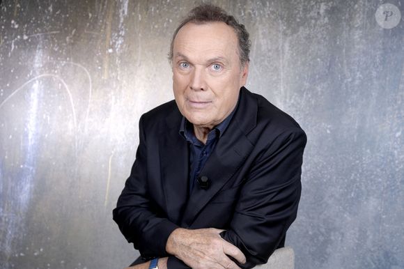 Julien Lepers se montre totalement transparent sur l’argent qu’il gagnait à la télévision comme aujourd’hui.

Portrait de Julien Lepers à Paris, le 8 octobre 2024.
© Cédric Perrin/Bestimage