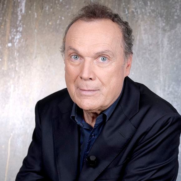 Julien Lepers se montre totalement transparent sur l’argent qu’il gagnait à la télévision comme aujourd’hui.

Portrait de Julien Lepers à Paris, le 8 octobre 2024.
© Cédric Perrin/Bestimage