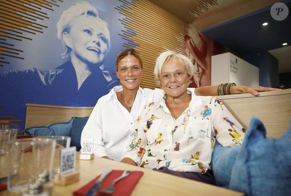 Elles gèrent un restaurant situé à Nice

Exclusif - Le restaurant "La cantine de Jo" est un concept soutenu par Muriel Robin et Anne Le Nen, à Nice, France, le 5 septembre 2025. Avec son restaurant, Jessica Nahon propose un concept original, inédit sur la Côte d'Azur. . Jessica Nahon précise même qu'Anne Le Nen est sa sœur de cœur. Prochaine étape, l'ouverture, dans les six mois à venir et dans la région d'abord, d'un autre établissement, La cantine de Jo étant appelée à devenir une franchise. Dans les tuyaux également, un service livraison, effectif d'ici le printemps prochain, avec, bien sûr, des livreurs écoresponsables. © Dylan Meiffret/Nice Matin/Bestimage