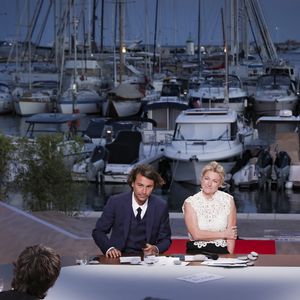 Exclusif - Bertrand Chameroy, Anne-Elisabeth Lemoine sur le plateau de l'émission "C à vous" lors du 77ème Festival International du Film de Cannes, France, le 16 mai 2024. © Jack Tribeca/Bestimage