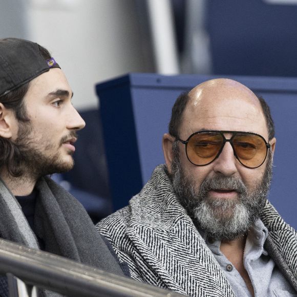 "Mon fils a 21 ans et il est super" vient-il de déclarer sur TF1 dans "50 minutes inside". Un papa aux anges...

Kad Merad et son fils Kalil - People dans les tribunes du match de Ligue 1 Uber Eats "PSG-Rennes" (1-1) au Parc des Princes à Paris le 25 février 2023. © Cyril Moreau/Bestimage