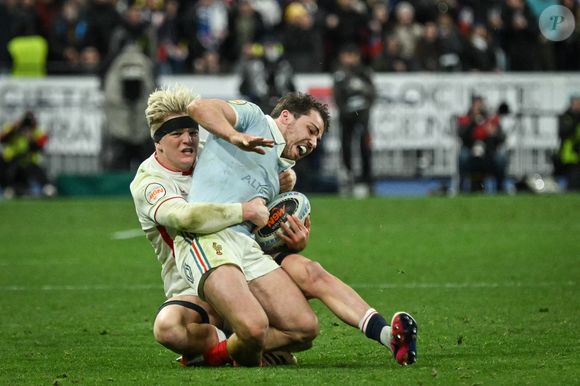 Le demi de mêlée français Antoine Dupont est plaqué lors du match de rugby des Six Nations entre la France et l'Angleterre au Stade de France à Saint-Denis, au nord de Paris, le 14 mars 2026. Photo par Firas Abdullah/ABACAPRESS.COM