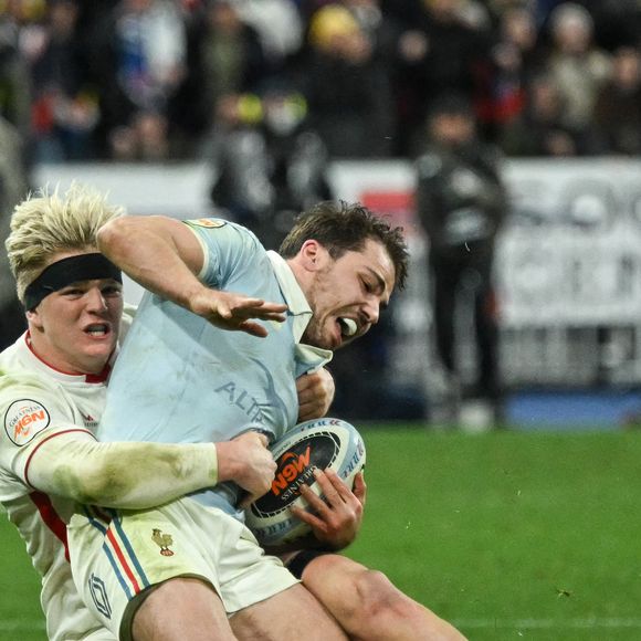 Le demi de mêlée français Antoine Dupont est plaqué lors du match de rugby des Six Nations entre la France et l'Angleterre au Stade de France à Saint-Denis, au nord de Paris, le 14 mars 2026. Photo par Firas Abdullah/ABACAPRESS.COM