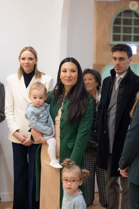 Les filles de Marie et Louis Ducruet accompagnaient leurs parents pour l’inauguration de Little Wonders, un espace de loisirs dédié aux jeunes enfants. 

La princesse Charlène de Monaco et Louis Ducruet, accompagné de ses filles Victoire et Constance, assistent à l'inauguration des 'Petites Merveilles' créées par Marie Ducruet et Élise Rouillard. Little Wonders est un espace dédié aux enfants avec des jeux, des activités éducatives et un café situé sur le Boulevard Rainier III. © Olivier Huitel/Pool Monaco/Bestimage