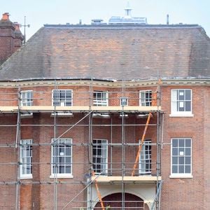Nichée au cœur du Windsor Great Park, cette belle propriété est dotée huit chambres alors qu'Adelaide Cottage n'en possède que quatre. 

Exclusif - Le prince William et sa famille déménageraient dans un manoir forestier à Windsor (GOFF INF / BESTIMAGE).