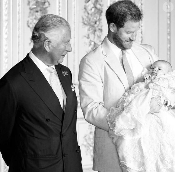 Roi Charles III, Prince Harry de Sussex et Archie de Sussex lors du baptême d'Archie © Instagram