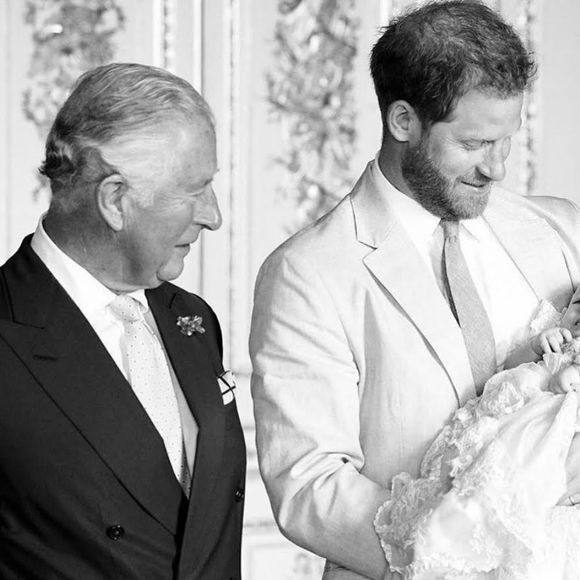 Roi Charles III, Prince Harry de Sussex et Archie de Sussex lors du baptême d'Archie © Instagram