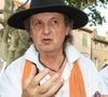 Avec émotion, il raconte avoir appris très jeune à traire les vaches et décrit son adolescence comme « la plus belle du monde ».

Marc Veyrat - Les Chefs à Saint-Tropez fêtent les producteurs 2026 avec un concours de Pâtisserie" La Tropézienne" sur la place des Lices à Saint-Tropez, le 2 mai 2026. © Jean-Marc Lhomer / Bestimage