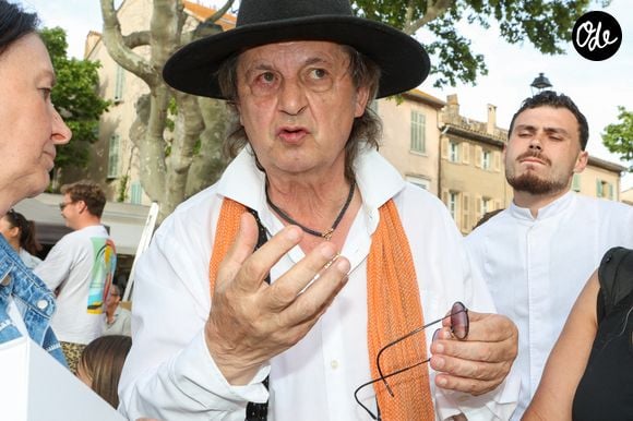 Avec émotion, il raconte avoir appris très jeune à traire les vaches et décrit son adolescence comme « la plus belle du monde ».

Marc Veyrat - Les Chefs à Saint-Tropez fêtent les producteurs 2026 avec un concours de Pâtisserie" La Tropézienne" sur la place des Lices à Saint-Tropez, le 2 mai 2026. © Jean-Marc Lhomer / Bestimage