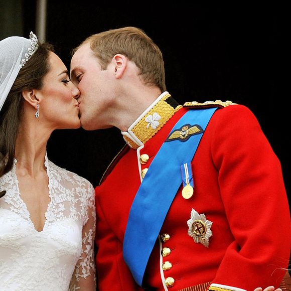 Photo d'archives du 29/04/11 Le prince William et son épouse Kate Middleton (le prince et la princesse de Galles) sur le balcon du palais de Buckingham, à Londres, après leur mariage à l'abbaye de Westminster. John Stillwell/PA Wire