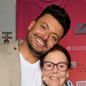 Exclusif - Kev Adams et sa grand-mère Claudine au photocall lors de l'enregistrement de l'émission "L'humour à la plage" pour la 2eme édition du festival de Juan les Pins à la pinède Gould le 27 juin 2025. © Bruno Bebert / Bestimage